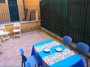 a blue table and chairs on a patio at Grottammare mon amour Lori, con cortile privato in Grottammare +18 photos