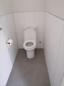 uma casa de banho com um WC branco numa cabina em Jerusalem Backpackers em Cidade do Cabo