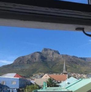 uma vista para uma montanha com uma cidade e uma igreja em Jerusalem Backpackers em Cidade do Cabo