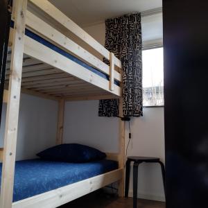 a bunk bed in a small room with a bunk bed in a bedroom at Horrelshoogte 15, cozy house with private garden near the beach - not for companies in Ouddorp