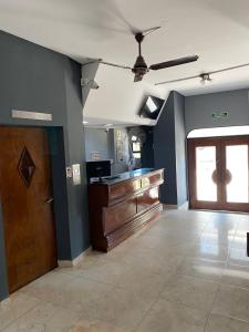 ein leeres Zimmer mit einem Deckenventilator und einer Tür in der Unterkunft Hotel Nuevo Trento in La Banda