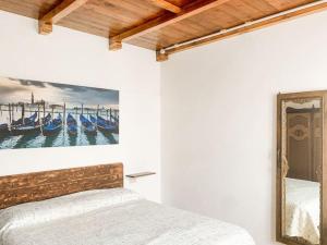 una camera da letto con un letto e un dipinto sul muro di CASA BIVO by Design Studio a Pontelongo