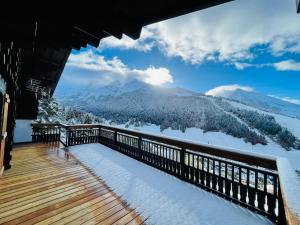 einen Balkon mit Blick auf einen schneebedeckten Berg in der Unterkunft Très beau chalet familial - Vue superbe ! Plein sud in La Clusaz