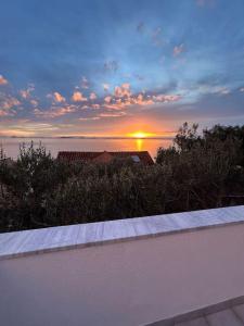 uma vista para o pôr-do-sol a partir de uma casa em Sol Insula em Murter
