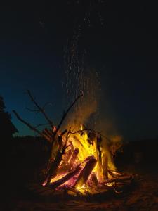 uma fogueira é acesa à noite em Meiranu krasts em Bērzgale