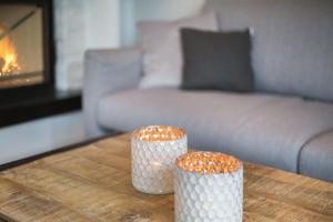 dos jarrones blancos sentados en una mesa en una sala de estar en Robbenhues en List