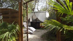 Au Cabanon Chez Nath - chbre d'hôtes外面的花园