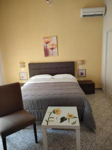 ヴィエトリにあるB & B Amoreのベッドルーム1室(ベッド1台、椅子、テーブル付)