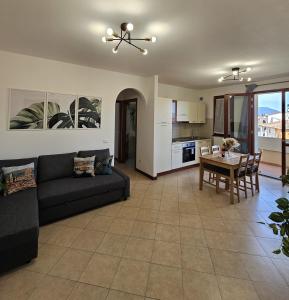 ein Wohnzimmer mit einem Sofa und einem Tisch in der Unterkunft Midori House Florence in Campi Bisenzio