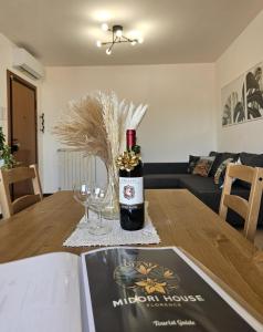 eine Flasche Wein auf einem Holztisch in der Unterkunft Midori House Florence in Campi Bisenzio