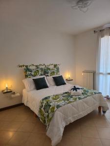 ein Schlafzimmer mit einem großen Bett in einem Zimmer in der Unterkunft Midori House Florence in Campi Bisenzio