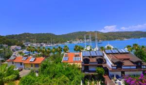 een uitzicht op een haven met huizen en een jachthaven bij Mykonut Boutique Suites in Fethiye