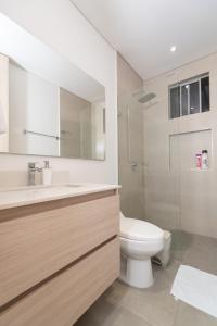 Gaira的住宿－Beachside Bliss: Salguero Suites，浴室配有卫生间、盥洗盆和淋浴。