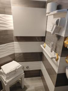 ヴィエトリにあるB & B Amoreのバスルーム(白い洗面台、トイレ付)