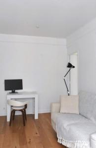 巴黎的住宿－Louis’ haven，白色的客厅配有沙发和书桌