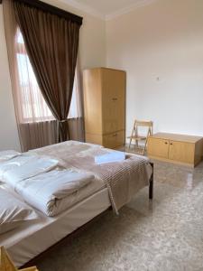 1 dormitorio con 1 cama, vestidor y ventana en Gyumrva Tun en Gyumri