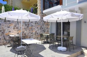 Een restaurant of ander eetgelegenheid bij Mykonut Boutique Suites