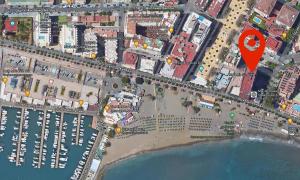 Widok z lotu ptaka na obiekt Beachfront 1BR apartment in center of MArbella!