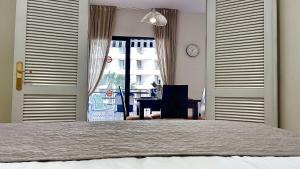 sypialnia z łóżkiem, biurkiem i oknem w obiekcie Beachfront 1BR apartment in center of MArbella! w Marbelli