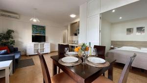 salon ze stołem jadalnym i sypialnia w obiekcie Beachfront 1BR apartment in center of MArbella! w Marbelli