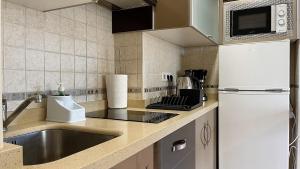 Kuchnia lub aneks kuchenny w obiekcie Beachfront 1BR apartment in center of MArbella!
