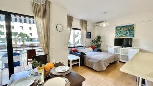 salon z łóżkiem i stołem w pokoju w obiekcie Beachfront 1BR apartment in center of MArbella! w Marbelli