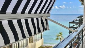 widok na ocean z balkonu budynku w obiekcie Beachfront 1BR apartment in center of MArbella! w Marbelli