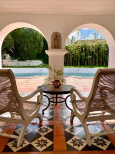 un patio con 2 sillas y una mesa en Casa Pitta Charm Villa, en Santarém