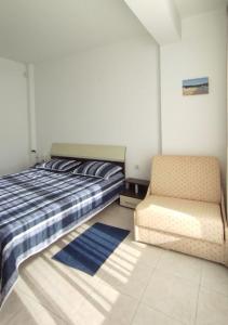 Postel nebo postele na pokoji v ubytování Sea view family apartment Saint Vlas + 12 fotografií