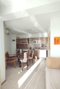 Kuchyň nebo kuchyňský kout v ubytování Sea view family apartment Saint Vlas