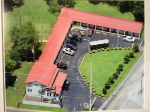 una vista aérea de una gasolinera con coches aparcados en Budget Inn - Scottsboro, en Scottsboro