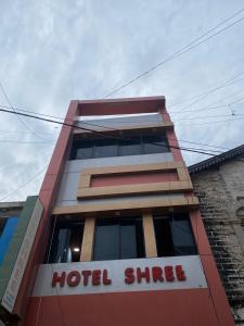 um sinal de hotel no lado de um edifício em HOTEL SHREE DWARKA em Dwarka