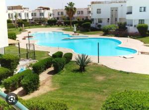 een afbeelding van een zwembad in een resort bij Naama bay apartment in Sharm El Sheikh