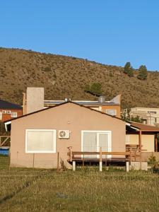 ein Haus mit einer Bank davor in der Unterkunft Chicharrita in Sierra de la Ventana