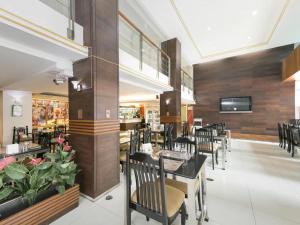 TV a/nebo společenská místnost v ubytování Khurana Inn Hotel -120/176-180 Ratchaprarop, Bangkok - by Bay Luxury