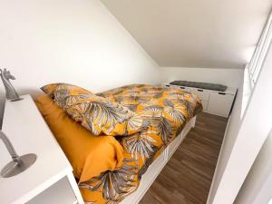 małą sypialnię z łóżkiem w pokoju w obiekcie Charmant studio proche de la gare w mieście Rambouillet