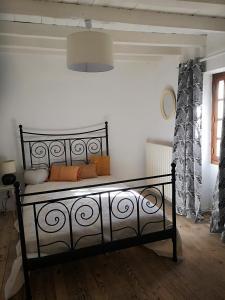 LupersatにあるMaison de campagne chez Ludivineの黒いベッド(オレンジ色の枕付)