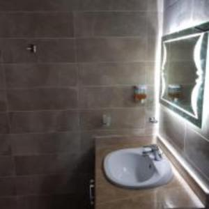 uma casa de banho com um lavatório e um espelho em ميراج باي (شاليه) em Hurghada