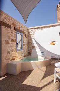 Bazén v ubytování Mouse House with Sea View and Mini Pool nebo v jeho okolí