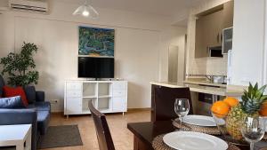 Telewizja i/lub zestaw kina domowego w obiekcie Beachfront 1BR apartment in center of MArbella!