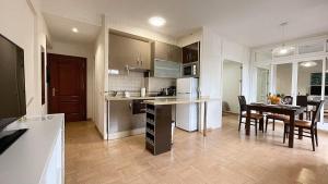 Kuchnia lub aneks kuchenny w obiekcie Beachfront 1BR apartment in center of MArbella!