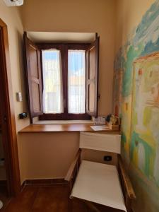 ApiceにあるB&B Genti delle Altureの窓とベンチ付きの空き部屋