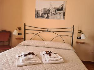 ApiceにあるB&B Genti delle Altureのベッドルーム1室(ベッド1台、タオル2枚付)