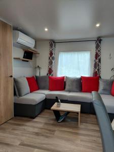 Svetainės erdvė apgyvendinimo įstaigoje Mobil-home spacieux et confortable avec terrasse bien exposée
