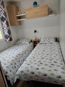 Lova arba lovos apgyvendinimo įstaigoje Mobil-home spacieux et confortable avec terrasse bien exposée