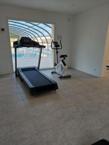 The fitness centre and/or fitness facilities at Mobil-home spacieux et confortable avec terrasse bien exposée