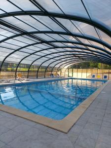 The swimming pool at or close to Mobil-home spacieux et confortable avec terrasse bien exposée