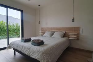 um quarto com uma cama grande com duas almofadas em Maison d'hôtes Proche du port de la Roche-Bernard. em Férel