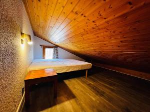 レ・セジーにあるAppartement Les Saisies, 2 pièces, 6 personnes - FR-1-293-98の木製の天井が特徴の小さな客室です。
