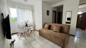 uma sala de estar com um sofá e uma mesa em Apartamento aconchegante em Jequié